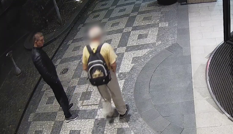 Muž sledoval seniora z centra až do lesoparku.