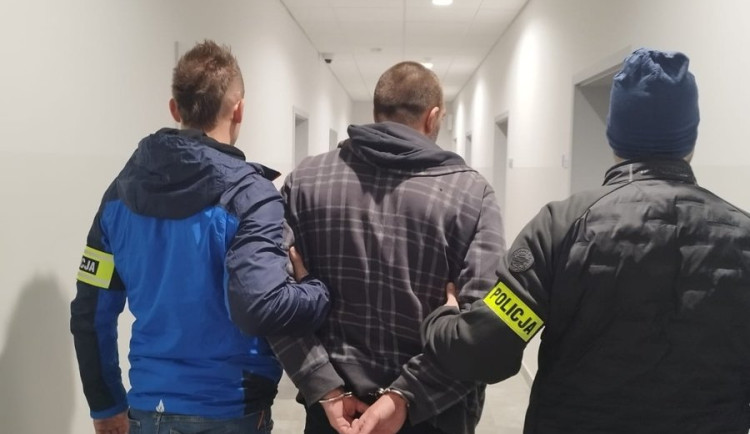 VIDEO: Policisté zadrželi uprchlého dezinformátora Čermáka, ukrýval se v Polsku