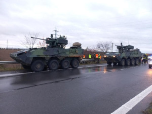 Žena v červeném autě vjela do vojenské kolony. Poškodila obrněné pandury a zranila vojáky