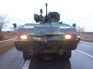 Žena v červeném autě vjela do vojenské kolony. Poškodila obrněné pandury a zranila vojáky