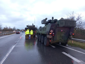 Žena v červeném autě vjela do vojenské kolony. Poškodila obrněné pandury a zranila vojáky