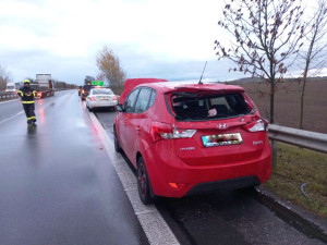 Žena v červeném autě vjela do vojenské kolony. Poškodila obrněné pandury a zranila vojáky