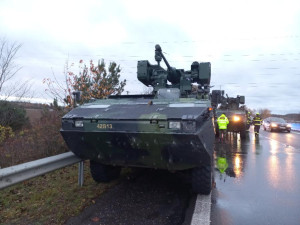 Žena v červeném autě vjela do vojenské kolony. Poškodila obrněné pandury a zranila vojáky