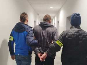 VIDEO: Policisté zadrželi uprchlého dezinformátora Čermáka, ukrýval se v Polsku