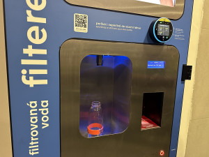 VIDEO: Na hlavním nádraží je k dostání filtrovaná voda zdarma jen s aplikací, Zelení to kritizují