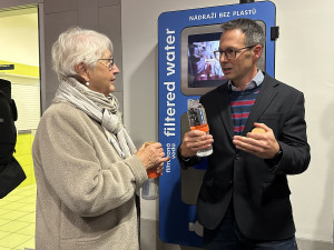 VIDEO: Na hlavním nádraží je k dostání filtrovaná voda zdarma jen s aplikací, Zelení to kritizují