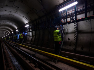 VIDEO: V tunelech metra jsou speciální reklamy. Působí jako by pluly za okny