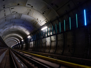 VIDEO: V tunelech metra jsou speciální reklamy. Působí jako by pluly za okny