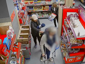 VIDEO: Kapsářky okradly v obchodě seniorku, z batohu jí vytáhly peněženku