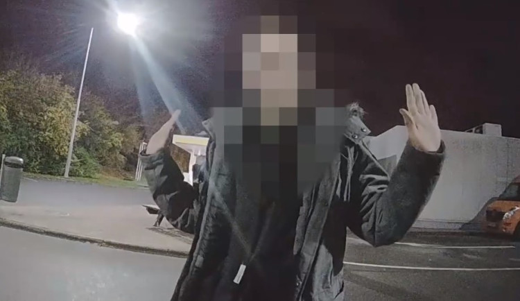 VIDEO: Mladík slavil narozeniny ničením skleněné tabule. Vysvětloval to tím, že mu jeho dívka byla nevěrná