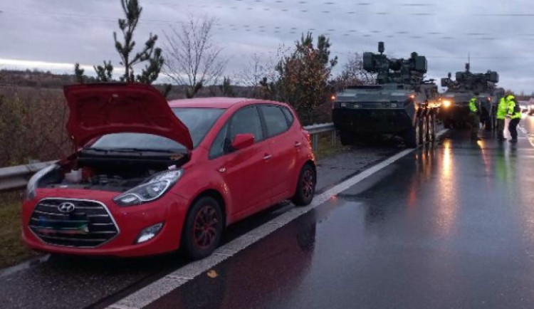 Žena v červeném autě vjela do vojenské kolony. Poškodila obrněné pandury a zranila vojáky