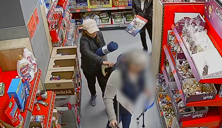 Ženy seniorku obraly o sedm tisíc.