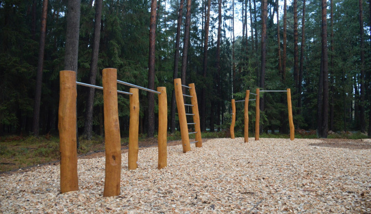 Nový běžecký okruh v Hradci je nově doplněn o fitness prvky