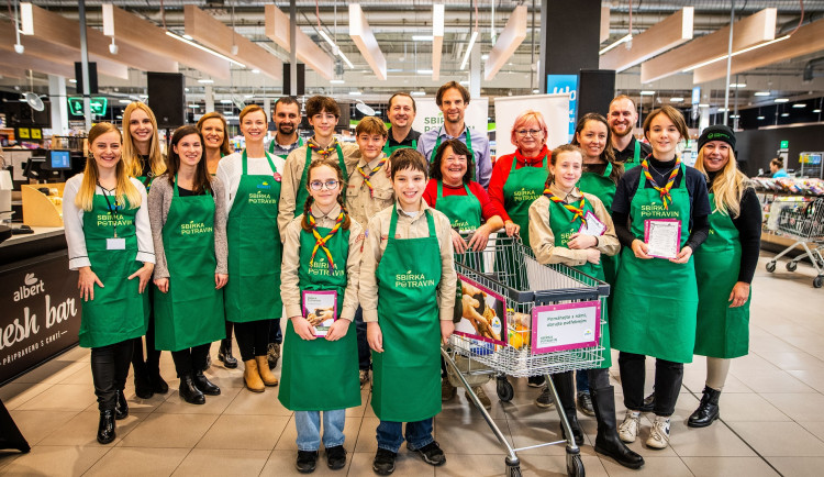 Rekordní potravinová sbírka. V pražské prodejně Albert se vybraly čtyři tuny jídla