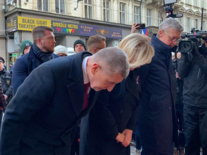 VIDEO: Národka se probouzí. První přišli Babiš a muž s opicí na vodítku