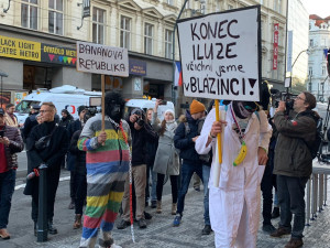 VIDEO: Národka se probouzí. První přišli Babiš a muž s opicí na vodítku