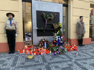 VIDEO: Národka se probouzí. První přišli Babiš a muž s opicí na vodítku