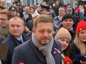 VIDEO: Na Národku přišli Babiš, muž s opicí na vodítku i primátor Prahy