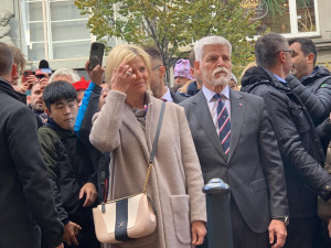 VIDEO: Na Národku přišli Pavel, Babiš i muž s opicí na vodítku