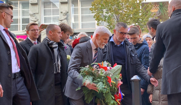 VIDEO: Na Národku přišli Pavel, Babiš i muž s opicí na vodítku