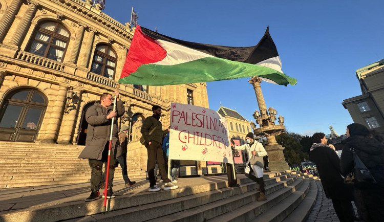 Na náměstí Jana Palacha se sešlo přes 200 lidí podporujících Palestinu