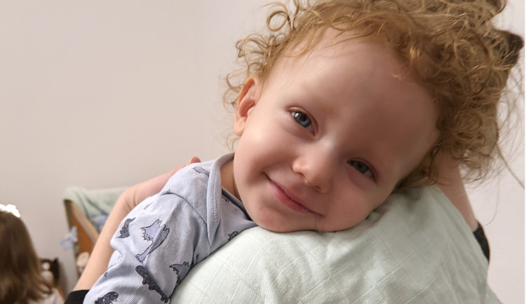 Martínek, na jehož léčbu lidé darovali přes sto padesát milionů, se bude léčit ve Francii