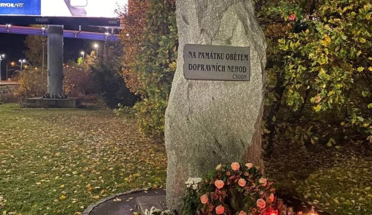 Lidé si u památníku na nultém kilometru D1 v Praze připomněli oběti dopravních nehod