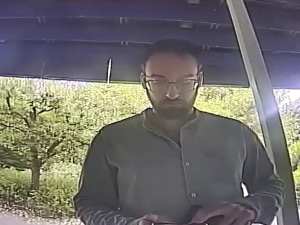 VIDEO: Muž našel cizí peněženku, místo vrácení si chtěl vybrat z karty