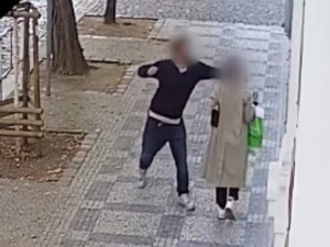 Zdrogovaný rapper, který bezdůvodně napadal ženy v Praze, má na svědomí zřejmě až devět útoků