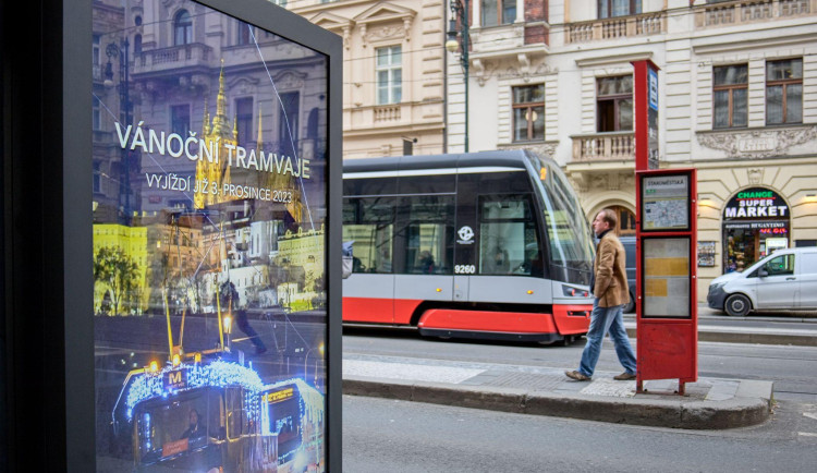 Praha spustila informační kanál na nových přístřešcích, reklam v nich bude méně než polovina