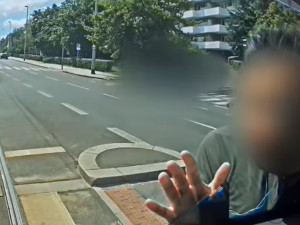 VIDEO: Dopravní podnik zveřejnil děsivé video, na kterém chodec vejde před rozjetou tramvaj