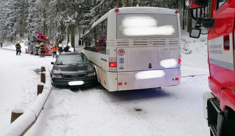 Horské silnice pokrývá zledovatělý sníh, v tomto týdnu připadne další