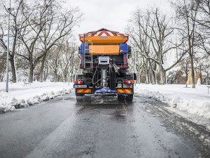 Sypače vyrazily do ulic Prahy k úklidu prvního sněhu letošní zimy