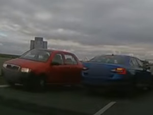 VIDEO: Seniorka ve fabii se na dálnici otočila do protisměru. Uvědomila si, že nemá dálniční známku