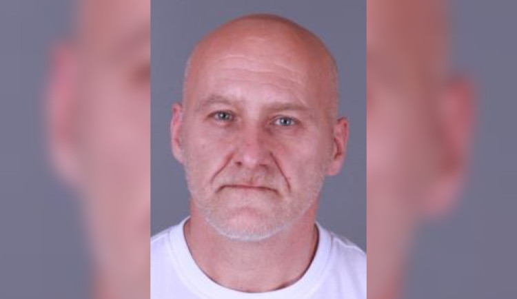 Po uprchlém vězni pátrají desítky policistů i vrtulník