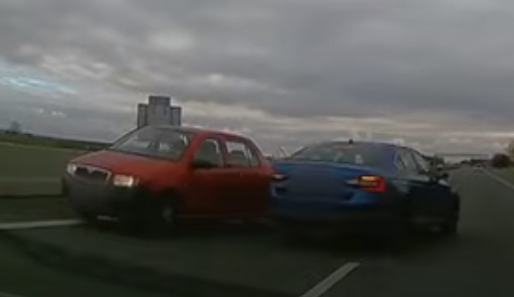 Seniorka ve fabii se na dálnici otočila do protisměru. Uvědomila si, že nemá dálniční známku