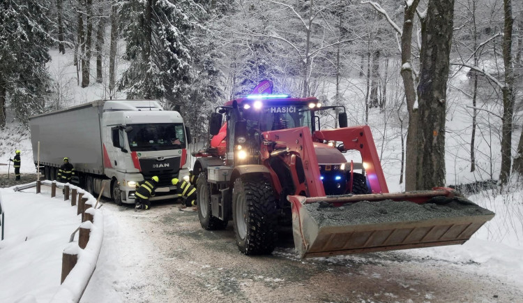 Kamion mířil ke Šerlichu, proti byla namrzlá silnice