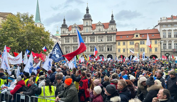 VIDEO: Protestující lidé zaplnili Malostranské náměstí. Blokovali dopravu v centru Prahy