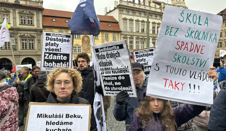 FOTOGALERIE: Gulášová polévka, komunistky i výhrůžky. Podívejte se, jak vypadal odborářský protest v Praze
