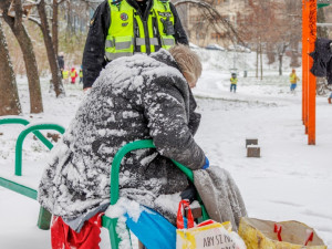 Strážníci zachránili život muži bez domova, který byl tak promrzlý, že nemohl stát na nohou