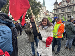FOTOGALERIE: Gulášová polévka, komunistky i výhrůžky. Podívejte se, jak vypadal odborářský protest v Praze