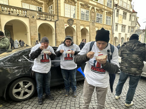 FOTOGALERIE: Gulášová polévka, komunistky i výhrůžky. Podívejte se, jak vypadal odborářský protest v Praze