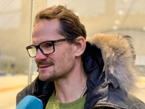 VIDEO: Děti, které v rámci protestu hrály hokej před magistrátem, mají nový zimní stadion