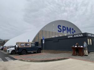 VIDEO: Děti, které v rámci protestu hrály hokej před magistrátem, mají nový zimní stadion