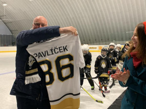 VIDEO: Děti, které v rámci protestu hrály hokej před magistrátem, mají nový zimní stadion