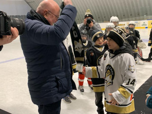 VIDEO: Děti, které v rámci protestu hrály hokej před magistrátem, mají nový zimní stadion