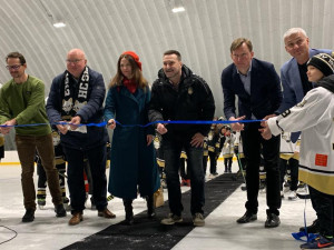 VIDEO: Děti, které v rámci protestu hrály hokej před magistrátem, mají nový zimní stadion