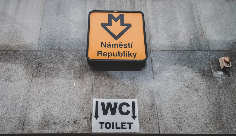 Muž šel v metru na záchod a zmizel. Rodina o něj měla velký strach