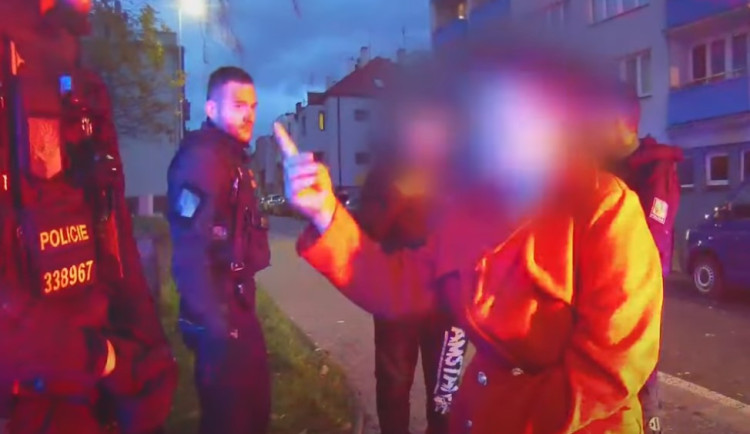 VIDEO: Pět tisíc, když nás necháte jet. Cizinka vytrvale nabízela policistům úplatek