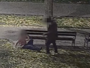 VIDEO: Muž u hlavního nádraží zmlátil ženu, šlapal jí na hlavu